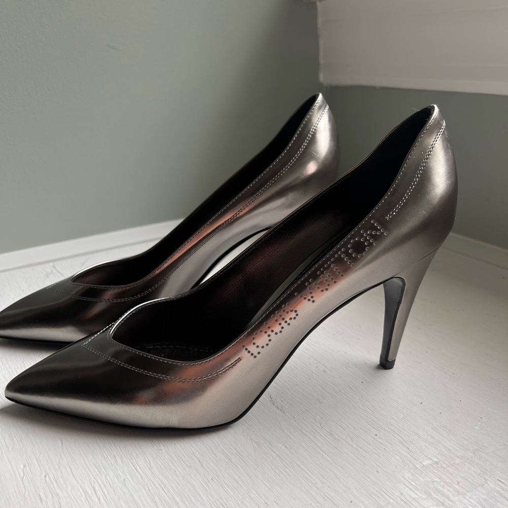 Louis Vuitton Frivolous Silver/grey pump size 38.5 (8.5) - brand new
